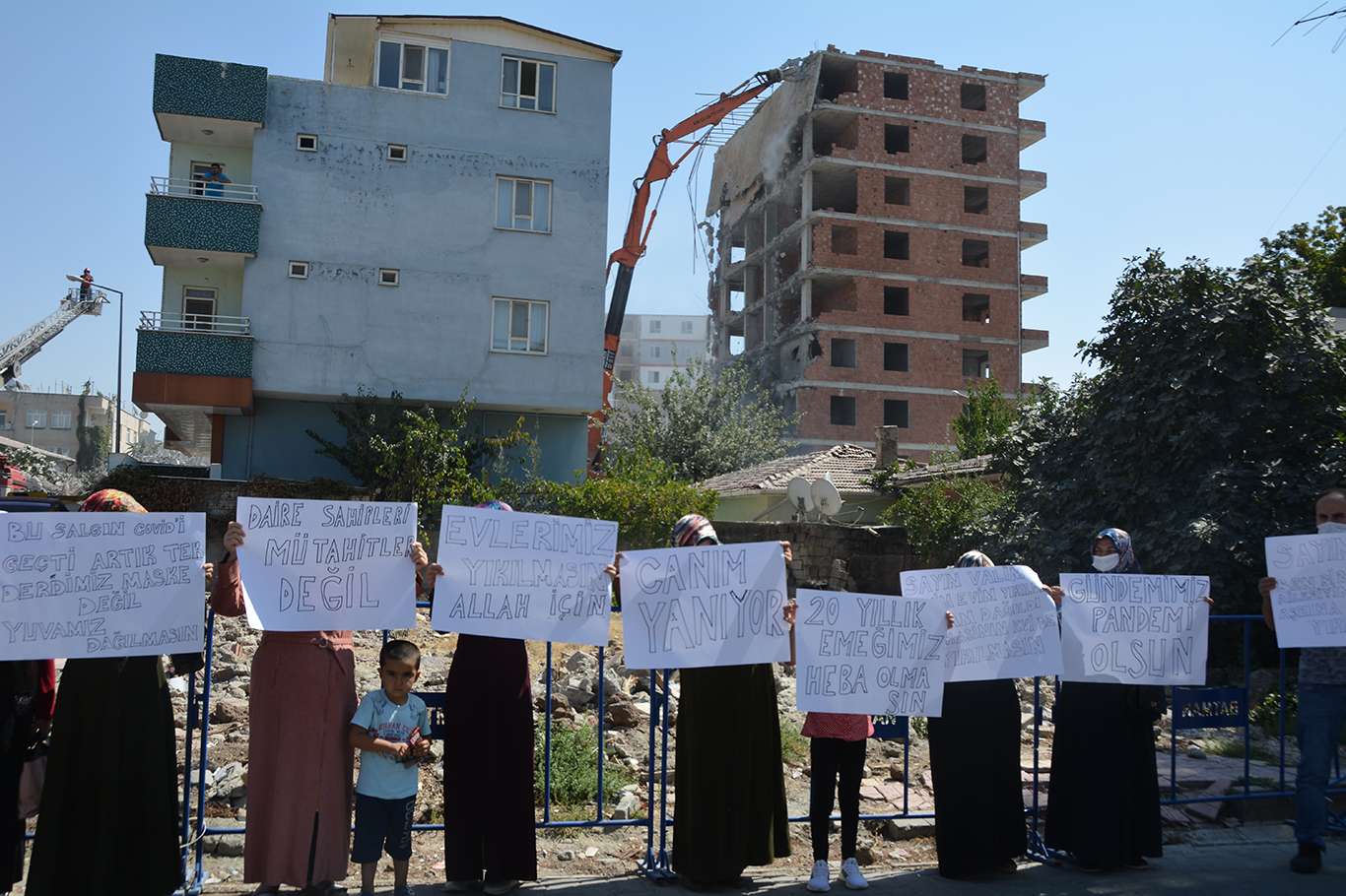 ‘Kaçak yapı’ gerekçesiyle binaları yıkılan aileler eylem yaptı